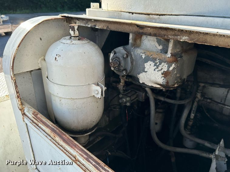 image for item DI7890 1990 International 4700  bucket truck