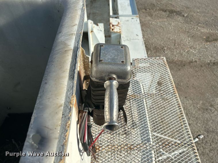 image for item DI7890 1990 International 4700  bucket truck