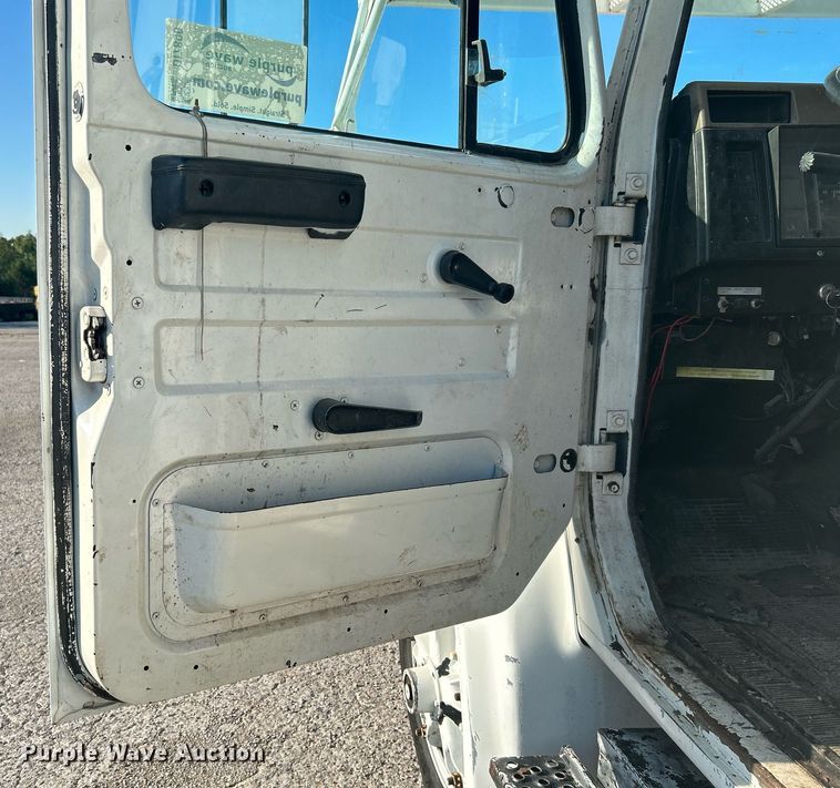 image for item DI7890 1990 International 4700  bucket truck