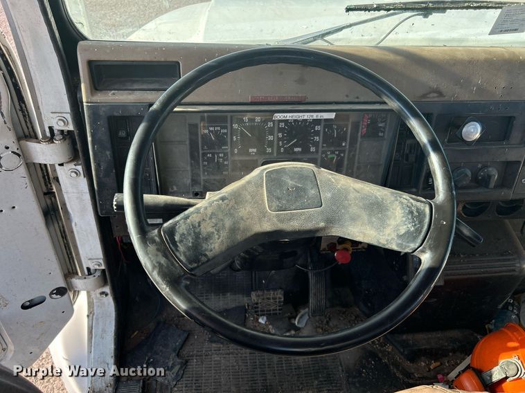 image for item DI7890 1990 International 4700  bucket truck