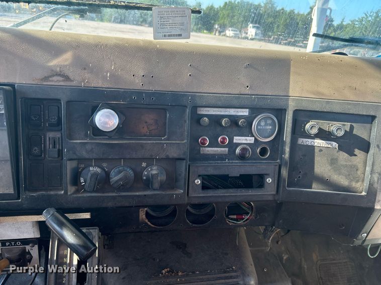 image for item DI7890 1990 International 4700  bucket truck