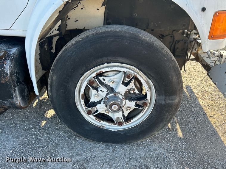 image for item DI7890 1990 International 4700  bucket truck