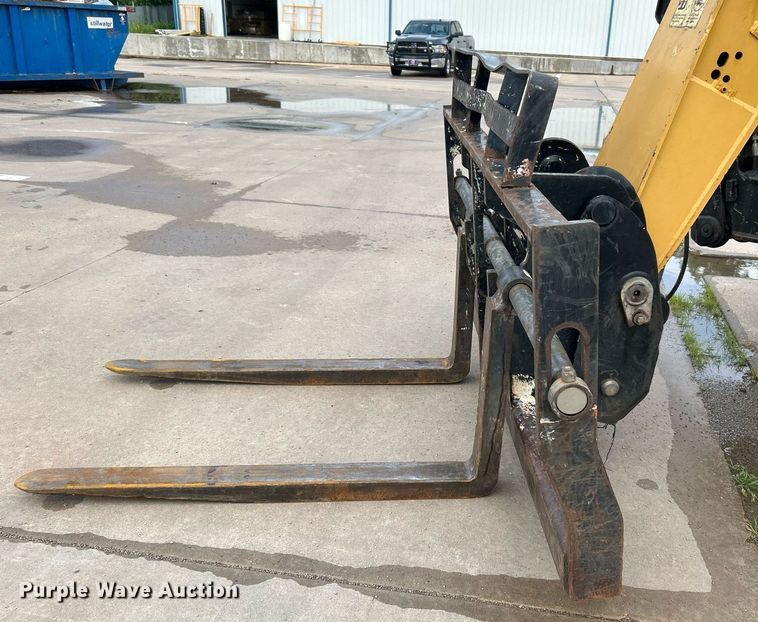 image for item DI7895 2012 Caterpillar TL943  telehandler