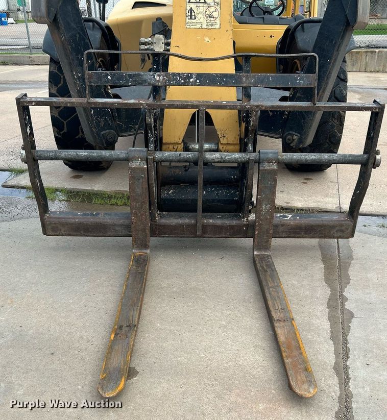 image for item DI7895 2012 Caterpillar TL943  telehandler