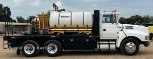 image for item DN3072 1995 Ford LTL9000  flatbed truck with mud mixing system