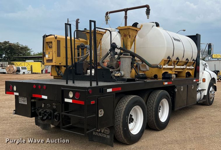 image for item DN3072 1995 Ford LTL9000  flatbed truck with mud mixing system