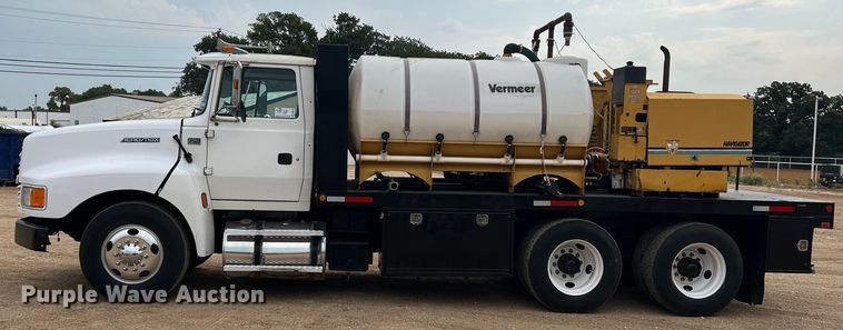 image for item DN3072 1995 Ford LTL9000  flatbed truck with mud mixing system