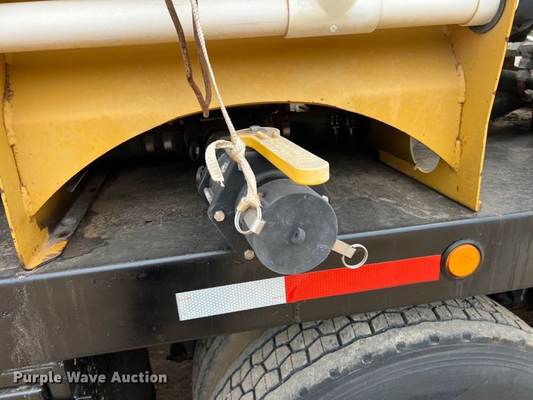 image for item DN3072 1995 Ford LTL9000  flatbed truck with mud mixing system