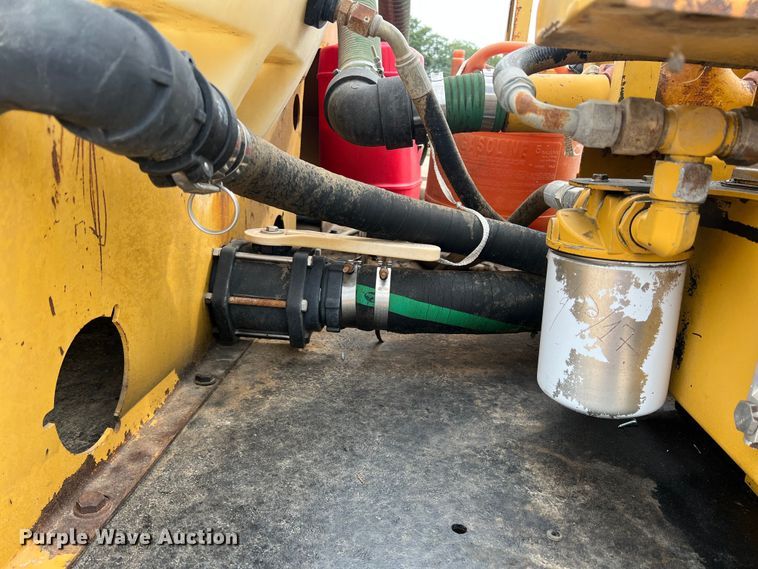 image for item DN3072 1995 Ford LTL9000  flatbed truck with mud mixing system