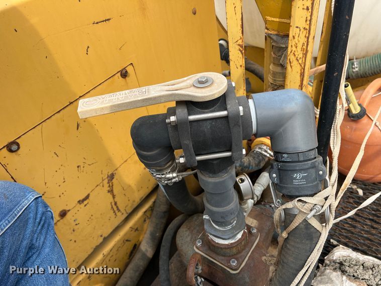 image for item DN3072 1995 Ford LTL9000  flatbed truck with mud mixing system