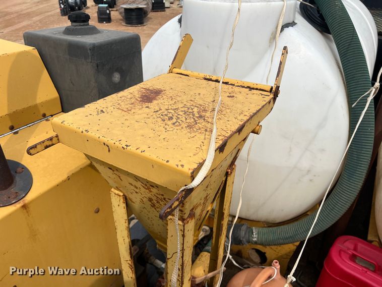 image for item DN3072 1995 Ford LTL9000  flatbed truck with mud mixing system