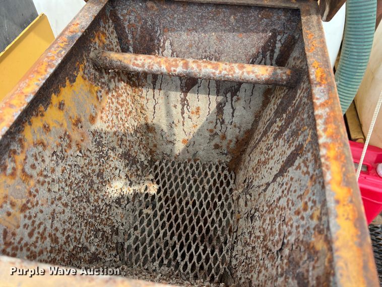 image for item DN3072 1995 Ford LTL9000  flatbed truck with mud mixing system