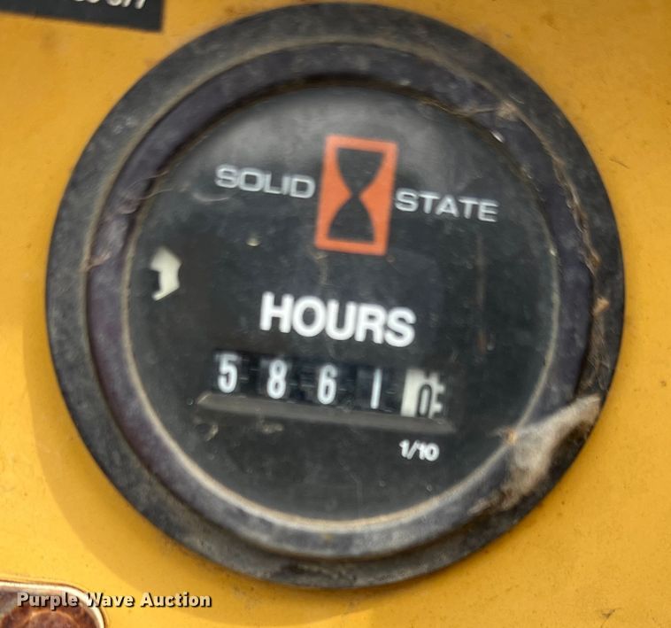 image for item DN3072 1995 Ford LTL9000  flatbed truck with mud mixing system