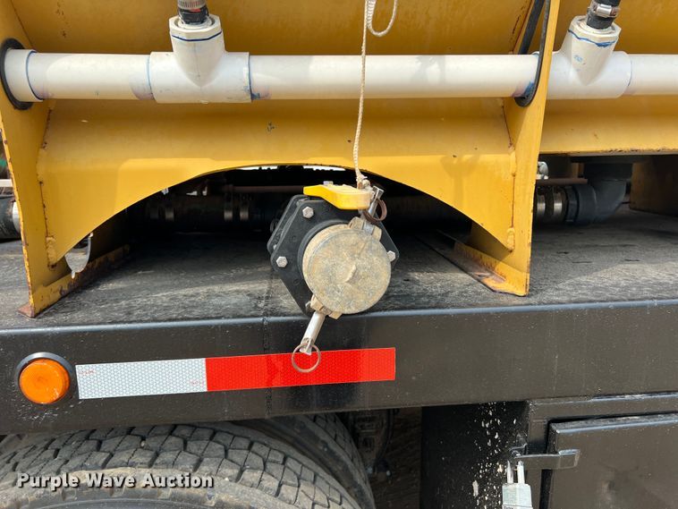 image for item DN3072 1995 Ford LTL9000  flatbed truck with mud mixing system