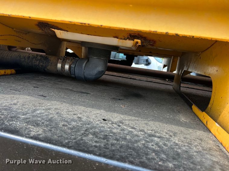 image for item DN3072 1995 Ford LTL9000  flatbed truck with mud mixing system