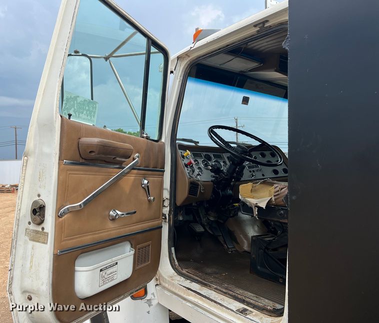 image for item DN3072 1995 Ford LTL9000  flatbed truck with mud mixing system