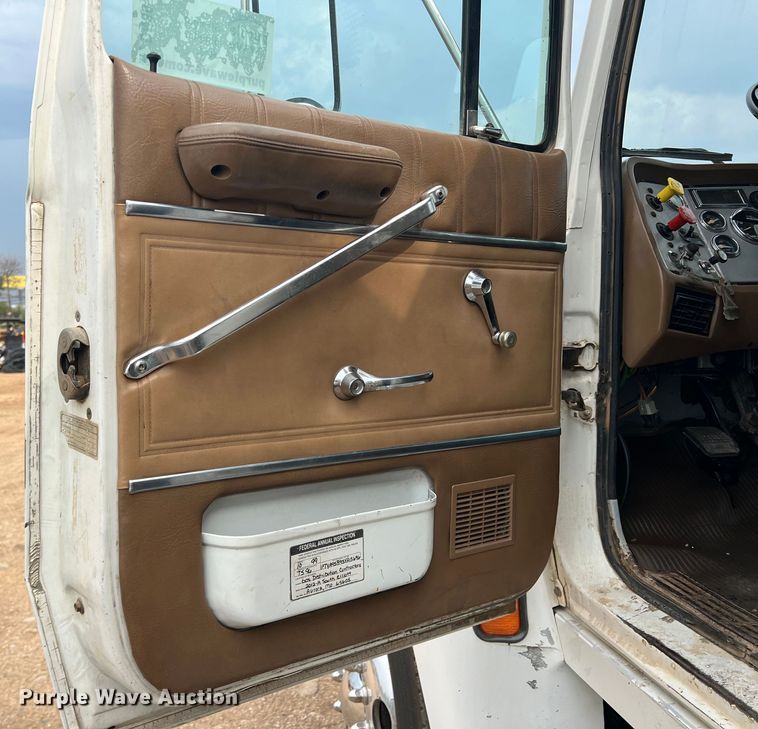 image for item DN3072 1995 Ford LTL9000  flatbed truck with mud mixing system