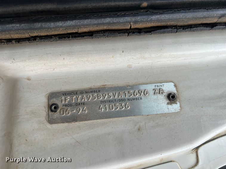 image for item DN3072 1995 Ford LTL9000  flatbed truck with mud mixing system