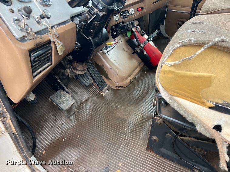 image for item DN3072 1995 Ford LTL9000  flatbed truck with mud mixing system