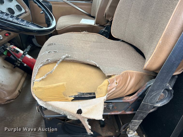 image for item DN3072 1995 Ford LTL9000  flatbed truck with mud mixing system