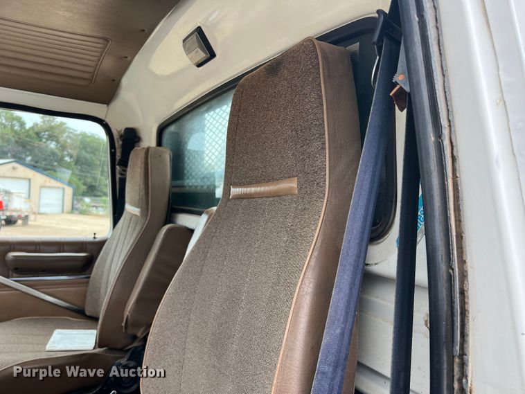 image for item DN3072 1995 Ford LTL9000  flatbed truck with mud mixing system