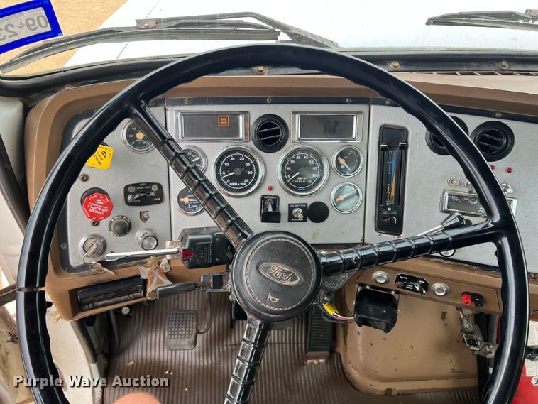 image for item DN3072 1995 Ford LTL9000  flatbed truck with mud mixing system