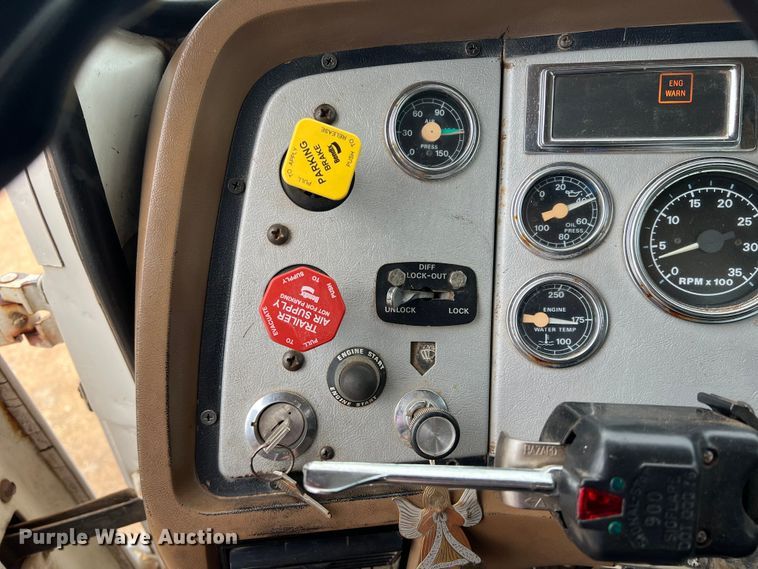 image for item DN3072 1995 Ford LTL9000  flatbed truck with mud mixing system