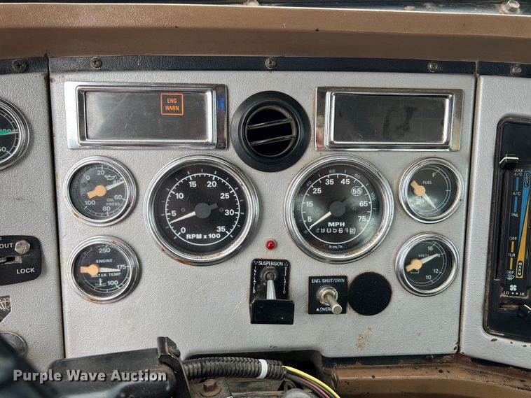 image for item DN3072 1995 Ford LTL9000  flatbed truck with mud mixing system