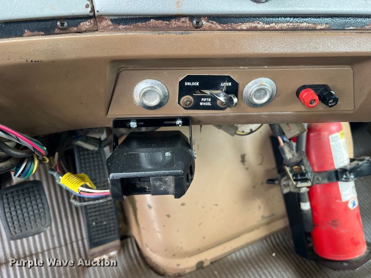 image for item DN3072 1995 Ford LTL9000  flatbed truck with mud mixing system