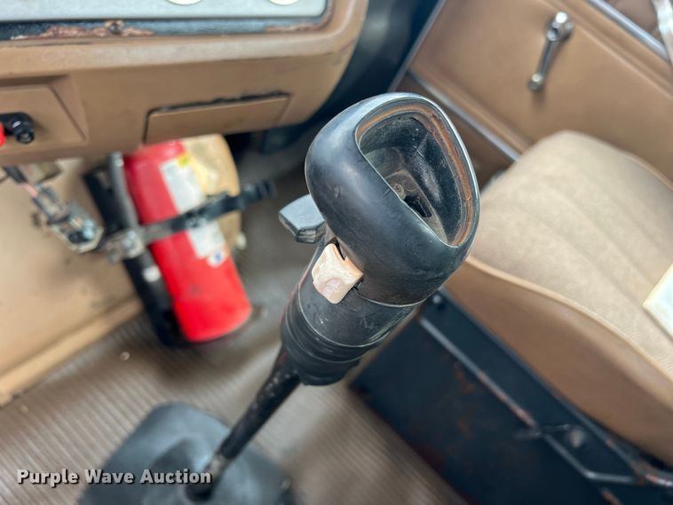 image for item DN3072 1995 Ford LTL9000  flatbed truck with mud mixing system