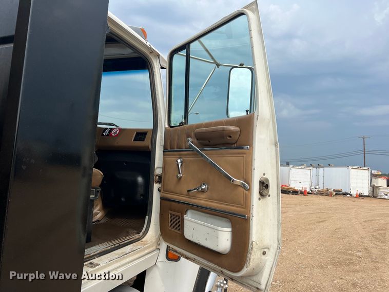 image for item DN3072 1995 Ford LTL9000  flatbed truck with mud mixing system