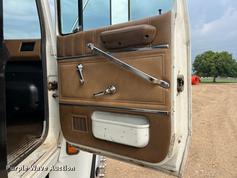 image for item DN3072 1995 Ford LTL9000  flatbed truck with mud mixing system