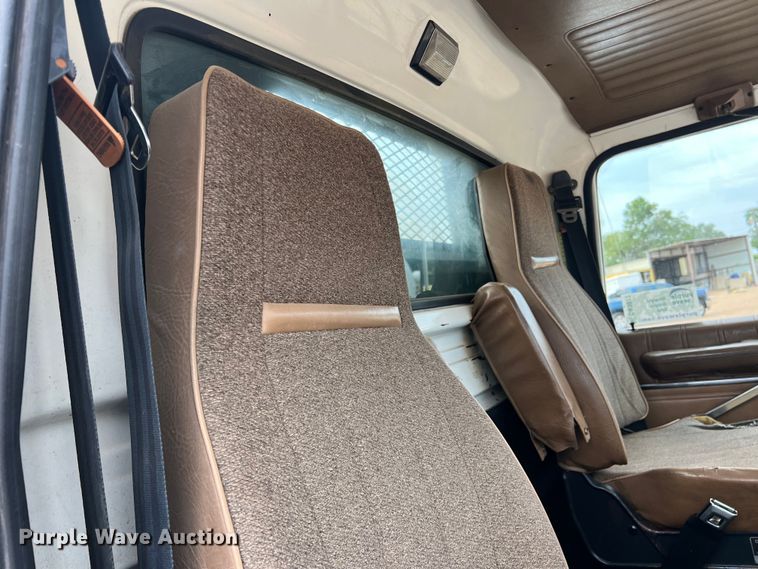 image for item DN3072 1995 Ford LTL9000  flatbed truck with mud mixing system