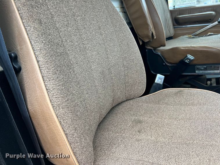 image for item DN3072 1995 Ford LTL9000  flatbed truck with mud mixing system