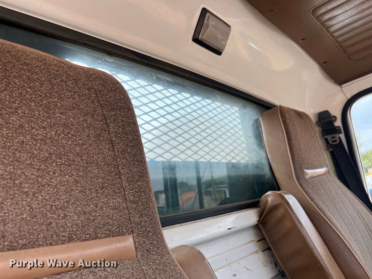 image for item DN3072 1995 Ford LTL9000  flatbed truck with mud mixing system