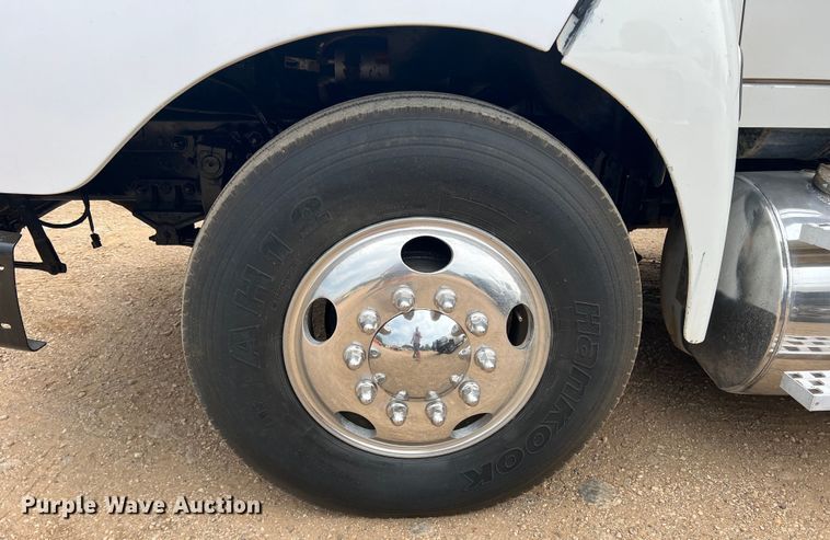 image for item DN3072 1995 Ford LTL9000  flatbed truck with mud mixing system