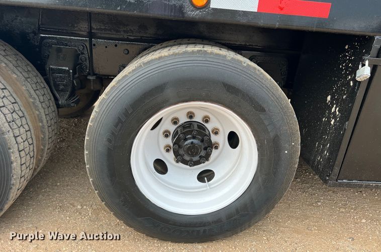 image for item DN3072 1995 Ford LTL9000  flatbed truck with mud mixing system