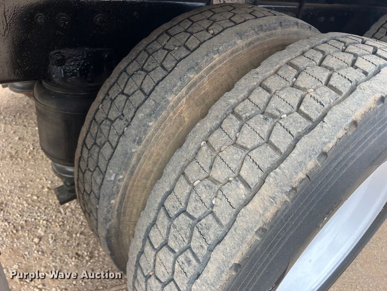 image for item DN3072 1995 Ford LTL9000  flatbed truck with mud mixing system