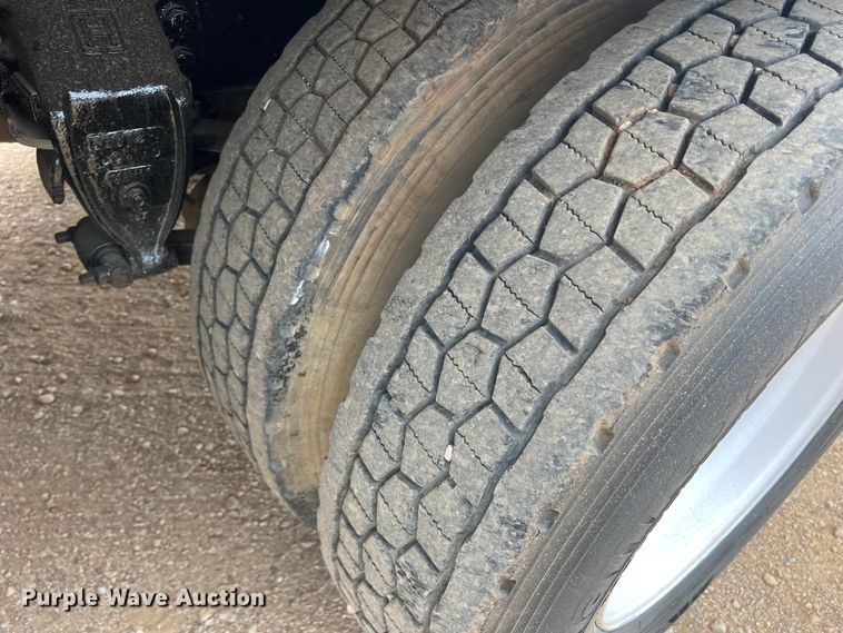 image for item DN3072 1995 Ford LTL9000  flatbed truck with mud mixing system