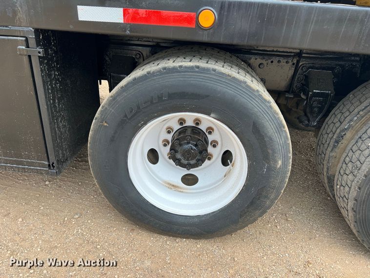 image for item DN3072 1995 Ford LTL9000  flatbed truck with mud mixing system