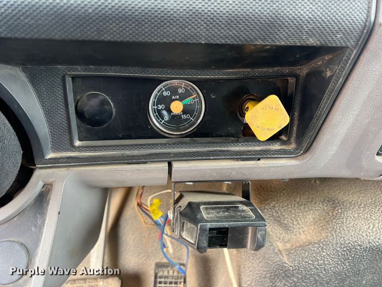 image for item DN3083 1998 Ford F800  dump truck