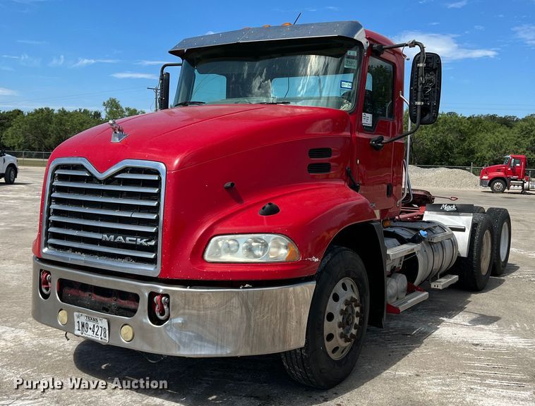 image for item DN3094 2015 Mack CXU  semi truck