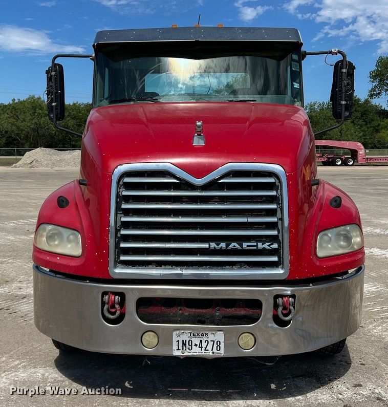 image for item DN3094 2015 Mack CXU  semi truck