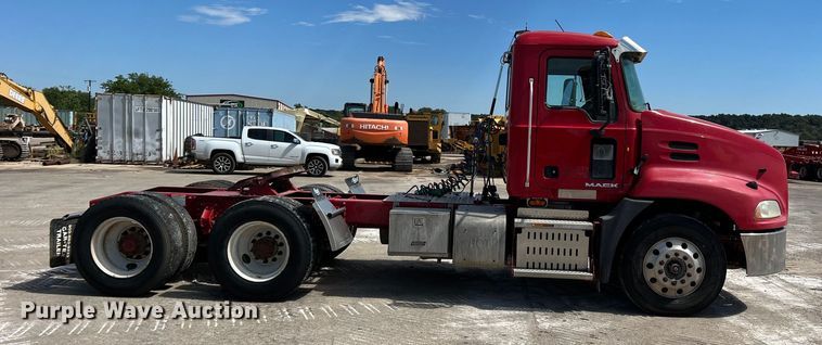 image for item DN3094 2015 Mack CXU  semi truck