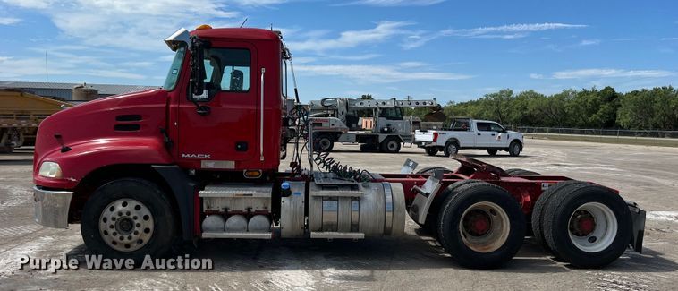 image for item DN3094 2015 Mack CXU  semi truck