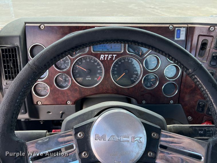 image for item DN3094 2015 Mack CXU  semi truck