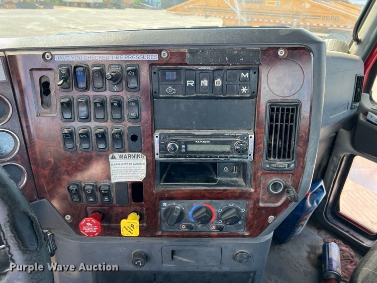 image for item DN3094 2015 Mack CXU  semi truck