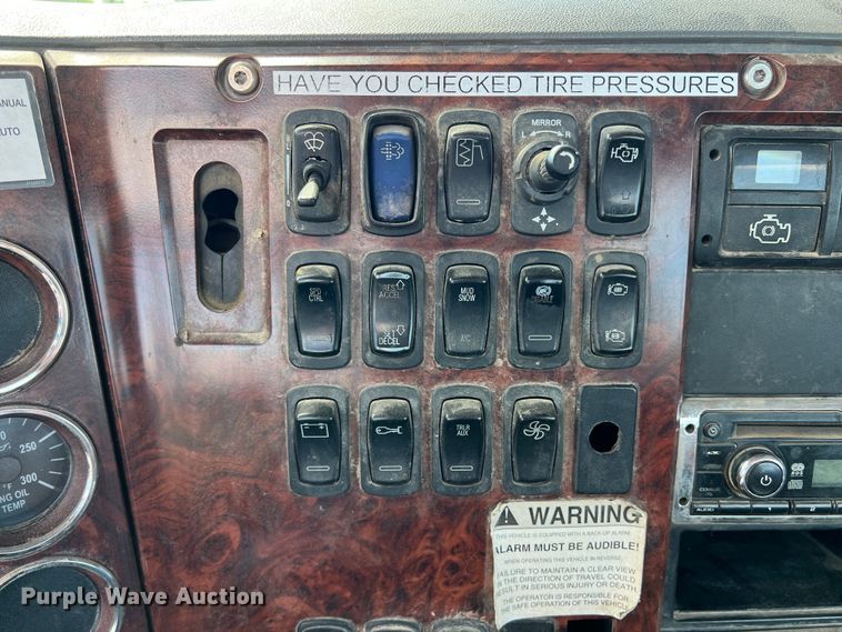 image for item DN3094 2015 Mack CXU  semi truck