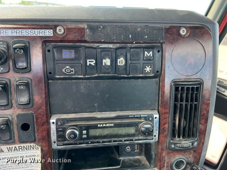 image for item DN3094 2015 Mack CXU  semi truck