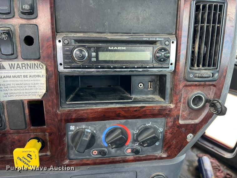 image for item DN3094 2015 Mack CXU  semi truck